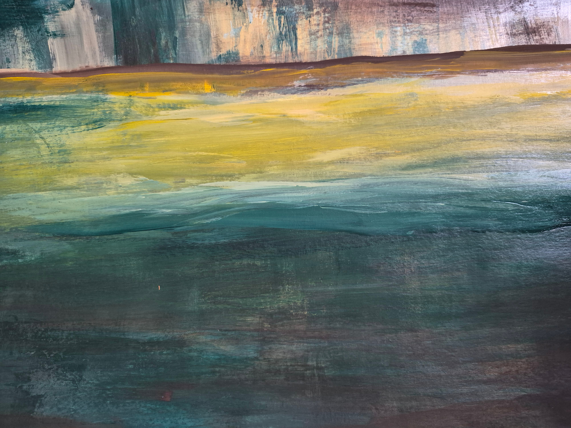 Detalhe de pintura em verdes e amarelo, obra de PR Callegari