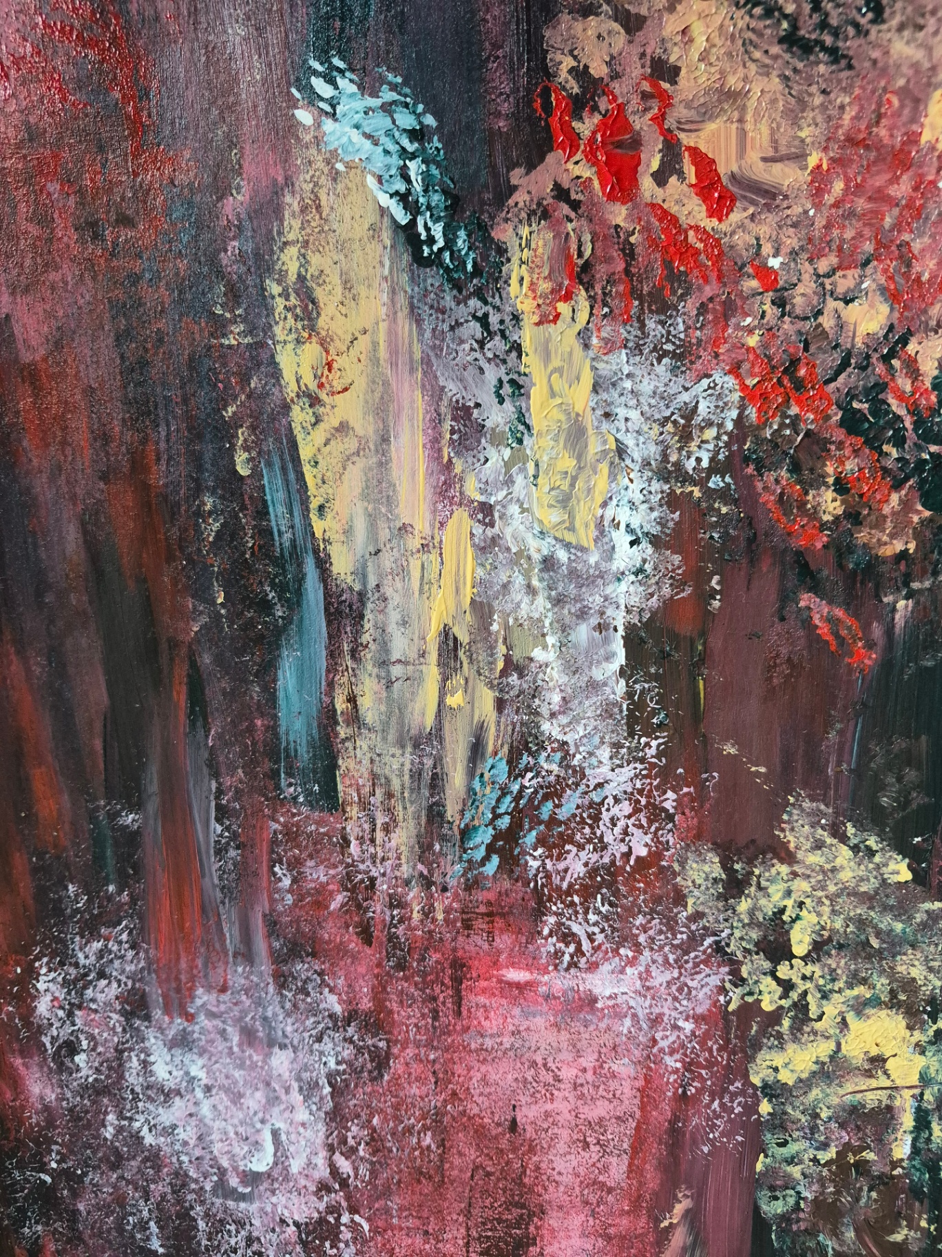 Detalhe de pintura em vermelhos e amarelos, obra de PR Callegari