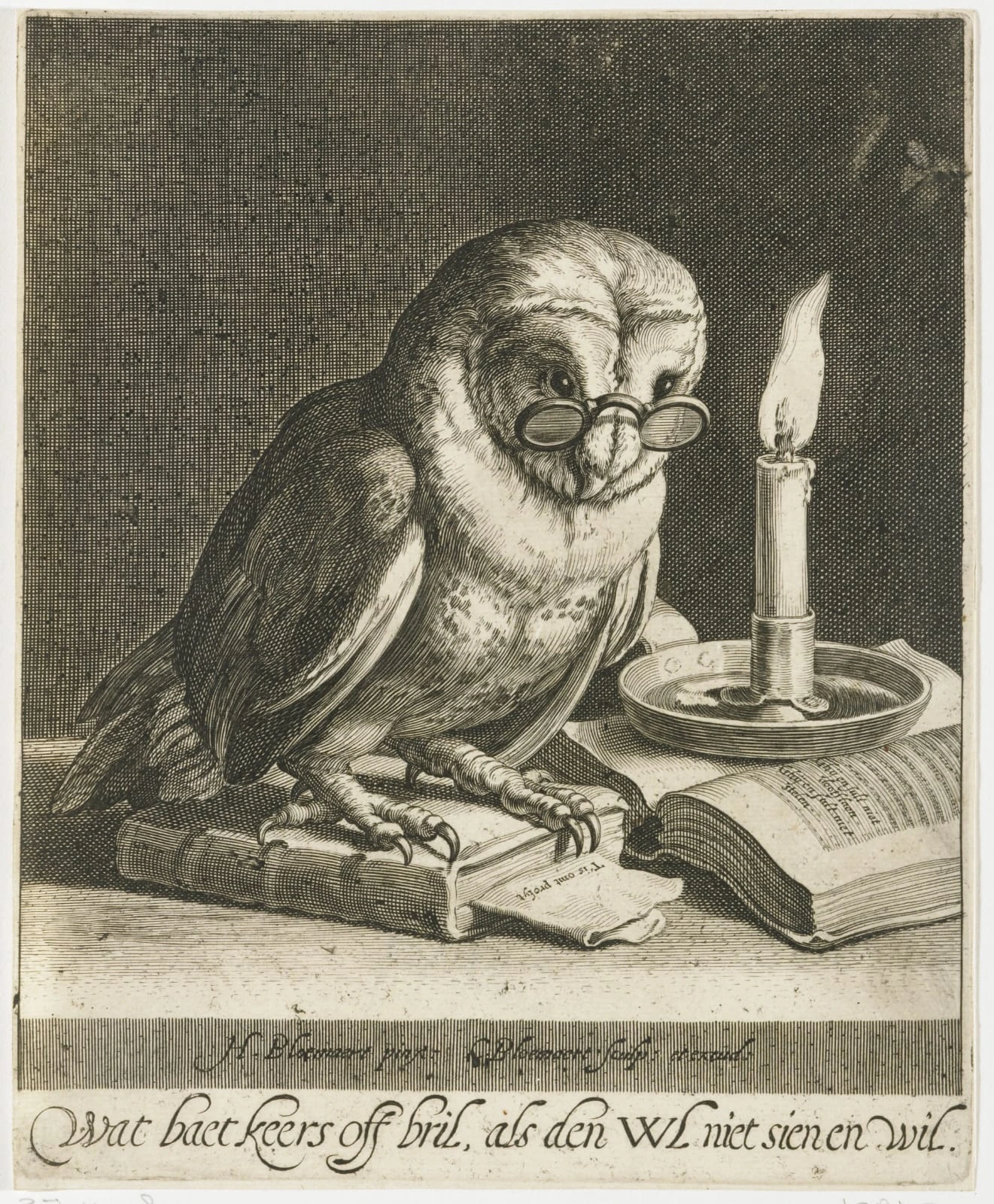 Coruja com óculos e livros, gravura de Cornelis Bloemaert II, c. 1625: uma coruja de óculos pousada sobre livros, ao lado de um livro aberto e uma vela acesa.